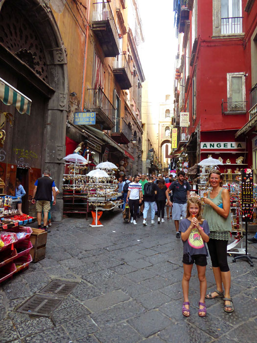 Einheimischen zufolge wurde in Neapel die Pizza erfunden - ein Stadtbummel lohnt sich allemal, ...