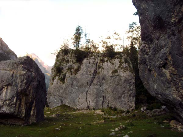 der Klettergarten Trenta - eine kleine steinerne Stadt auf einer Wiesenanhöhe über dem Fluss