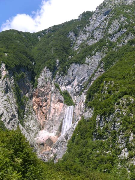 der Boka-Wasserfall mit dem benachbartem Klettergarten Pri Žvikarju, fünf Kilometer südwestlich von Bovec