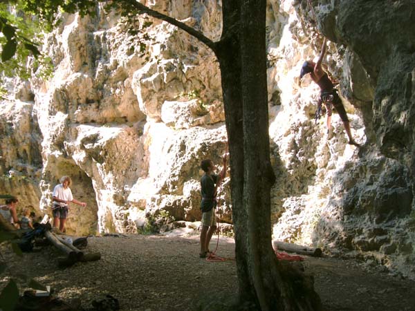 der Klettergarten  Dolge njive, 10 km vor der Ausmündung des Tales bei Gorizia. Nur 10 Schritte von der Straße, dennoch gut versteckt und auch für Kinder geeignet