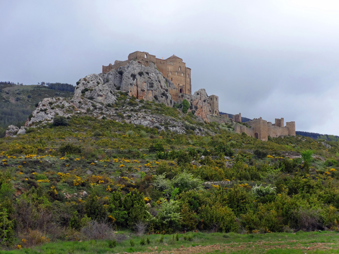 etwas weiter westlich, hinter Huesca, das Castillo de Loarre, hinter dem sich ... 