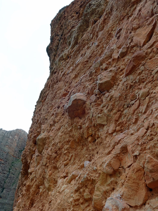 kletterfreundlichster Fels bei guter Absicherung im Sektor Puro, gleich rechts des Circo de los Mallos
