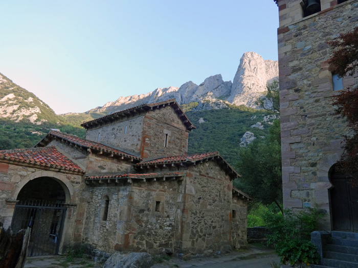 nur sieben Kilometer weiter südlich, am Fuß des attraktiven Agero-Südpfeilers, liegt die präromanische Kirche Santa María von Lebeña aus dem 10. Jahrhundert; gleich hinter der benachbarten Puente de Lebeña ...  