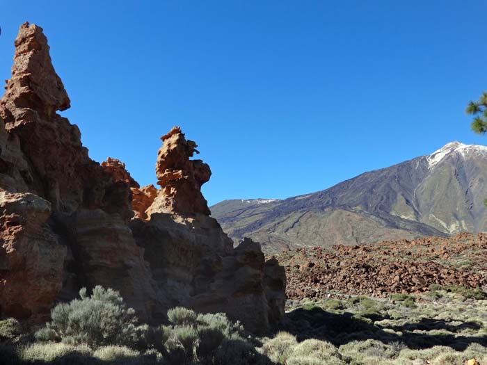 Blick über die Türme der Sechsten Dimension und die Lavafelder des Kraterbodens zum Teide