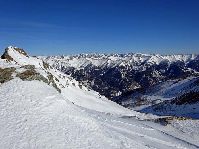 Tiefblick vom Gipfelgrat ins Kar; der Blick gegen NO bis weit hinein in die Schladminger Tauern