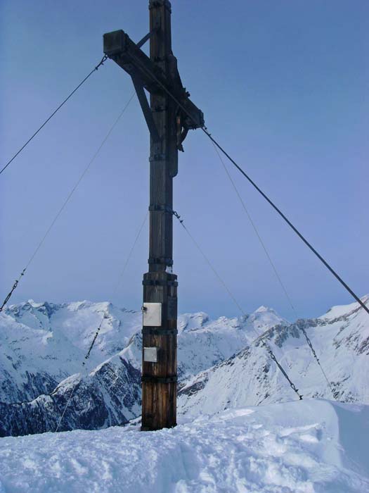 das Gipfelkreuz gegen NW, am Horizont der Tauernhauptkamm
