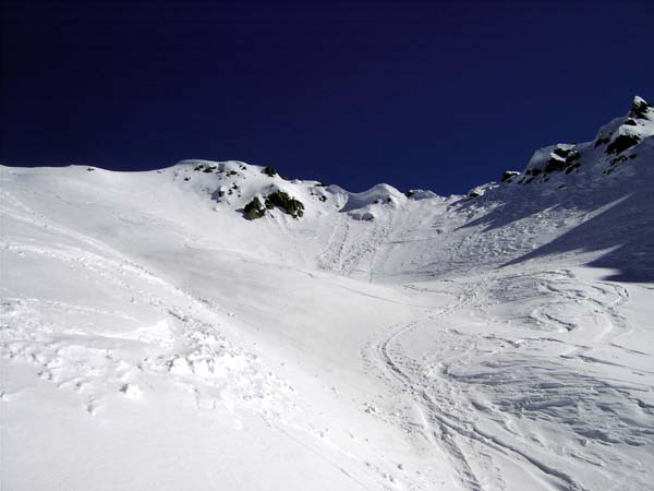 unter dem Salztörl hebt sich der Vorhang für den 4. Akt: die lange Gipfelflanke mit der zugeschneiten Bolzlacke