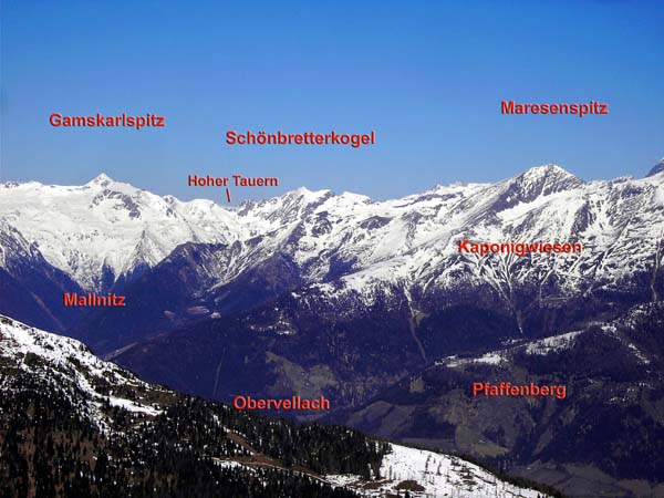 knapp links des Gamskarlspitz durchzieht die Autoschleuse der ÖBB den Alpenhauptkamm, die rechte Bildhälfte gehört der Ankogel- bzw. der Reißeckgruppe