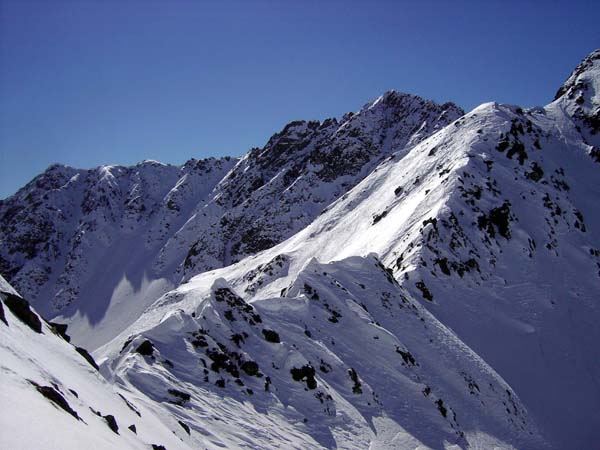 Abfahrt am Gipfelhang: das pittoreske Salztörl mit dem Aufschwung zu Geierspitz und Grakofel