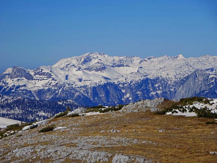 ... zu den Bergen über Altaussee (rechts Trisselwand, dann Schönberg/Wildenkogel als höchster Gipfel des westl. Toten Gebirges), links Loser ...