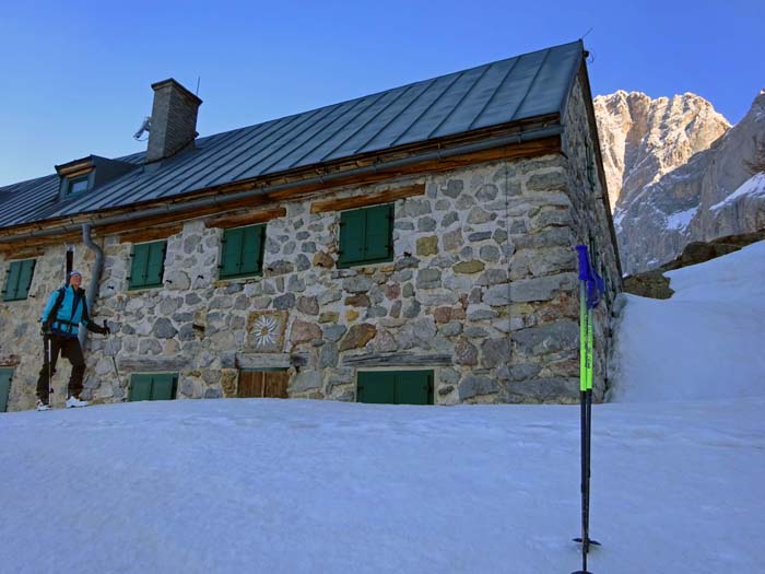 die ehrwürdige Hütte - Ausgangspunkt für tolle Kletterrouten und -steige in den Südwänden - wurde bereits 1924 errichtet