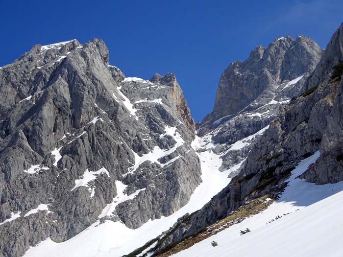 die Eiskarlklamm zwischen Hochkesselkopf und Eiskarlspitz ist eine Extremvariante zur Nordroute (schitechnisch V, die ersten 80 m äußerst steil)