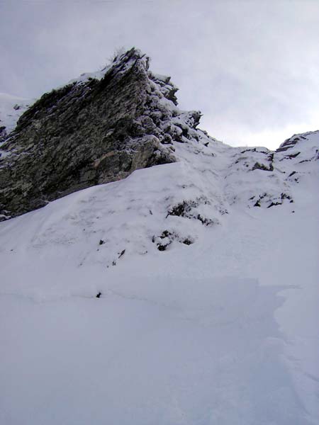 ganz knapp am Ansatz des steilen Felsgürtels reißt das Schneebrett an, ...