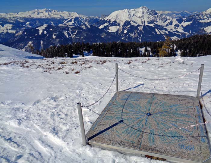 neben dem Gipfel wurde 1996 anlässlich des Jubiläums „1000 Jahre Österreich“ eine Panoramatafel errichtet, welche das Gipfelmeer ringsum erläutert