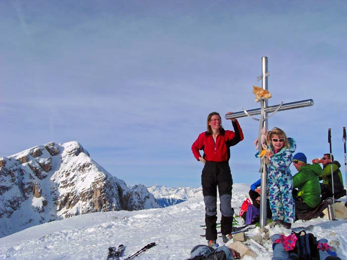 Ronja mit Mama und allen möglichen Stofftieren und Puppen am Gipfel der Helltaler Schlechten; links der Dürrenstein Hauptgipfel