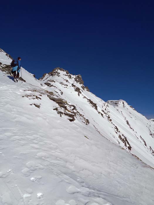je nach Belieben wählt man schließlich gut 100 Hm unterm Gipfel das Schidepot: nach Schneebeschaffenheit quert man die steilen ostseitigen Hänge ...