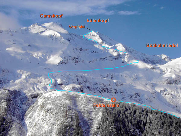 Blick von der gegenüberliegenden Talseite (Lercheggalm) auf die weitläufige Ostflanke des Berges; eingezeichnet der einfachste Durchstieg, bei guten Bedingungen sind aber auch Varianten möglich
