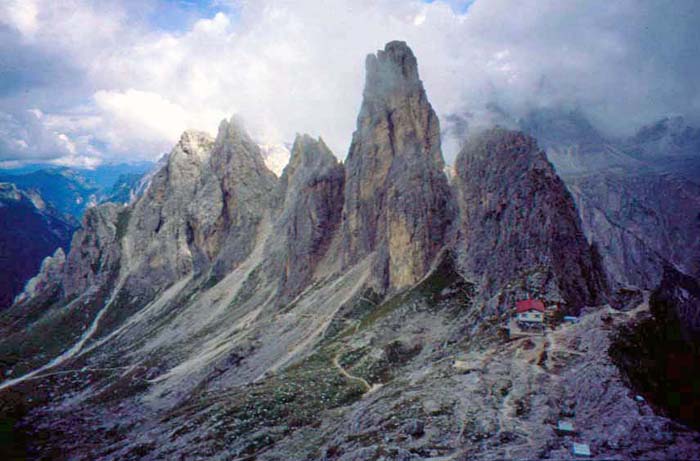 das Rifugio Fonda-Savio im Sommer, rechts hinten in den Wolken die Drei Zinnen; in unserem Rücken kurz oberhalb der Hütte ...