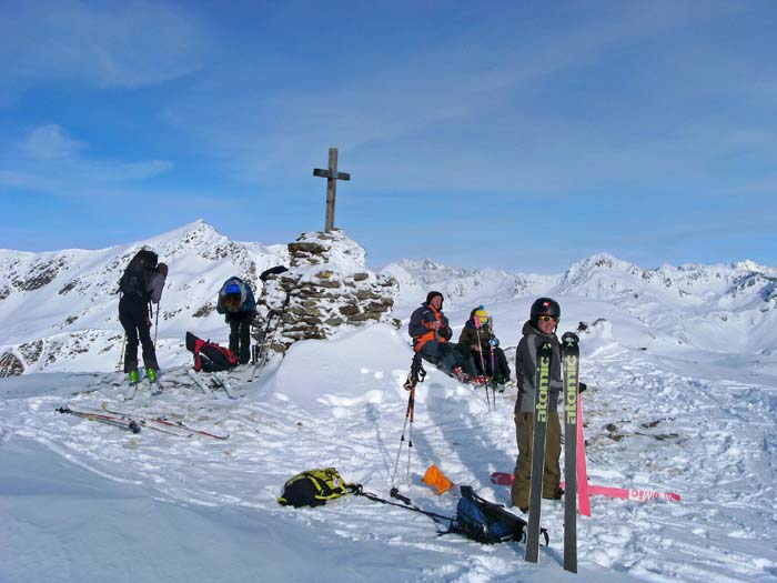 am Gipfelkreuz, links davon die Hochgrabe, dritthöchste Erhebung der Villgratner Berge