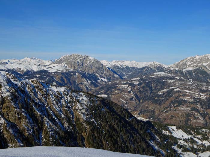 Gipfelblick gegen Nordwest auf Eggenkofel (s. Archiv Bergsteigen) und Villgratner Berge in der hintersten Reihe