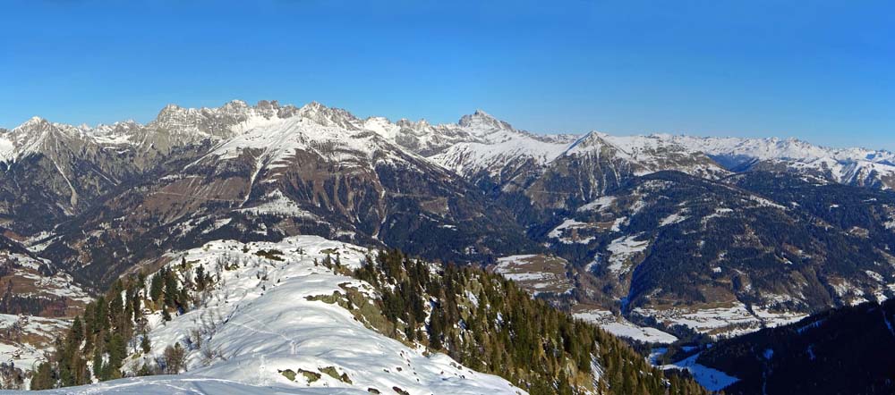 das Panorama im Norden von der Weittalspitze (Lienzer Dolomiten) bis zur Hochtristen (Kreuzeckgruppe; beide bei winterlichen Bedingungen im Archiv Bergsteigen)