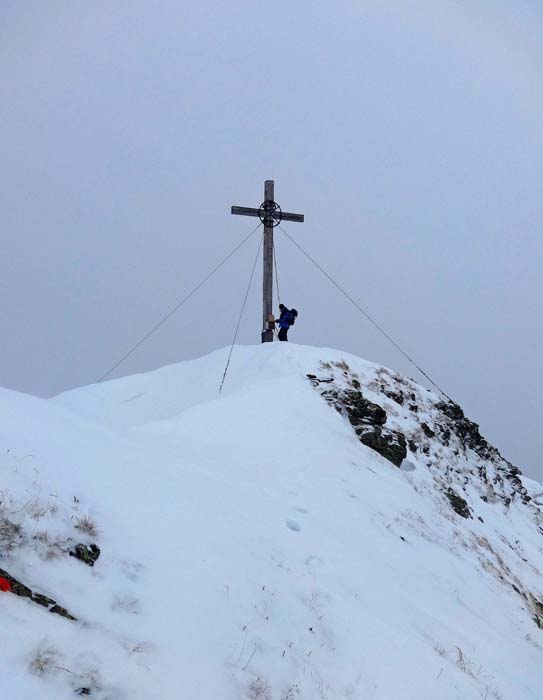 ... stehen wir schließlich beim Gipfelkreuz - die ersten Besucher seit einem Monat