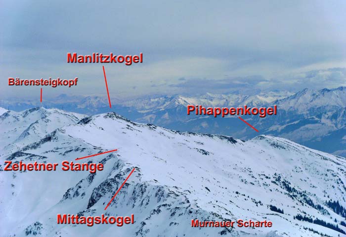 im O die benachbarten Kitzbüheler Hauptkammgipfel und über dem Salzachtal Granatspitz- und Glocknergruppe
