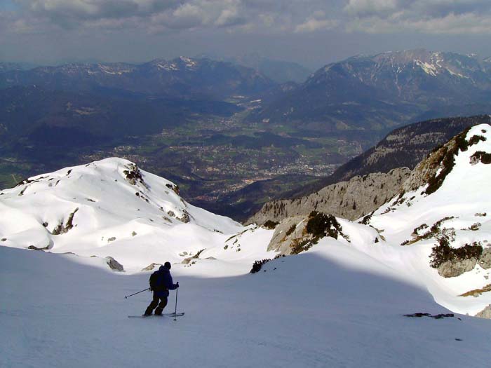 ... und mit wenigen Schwüngen zurück zur Aufstiegsspur; Blick auf Berchtesgaden und Untersberg