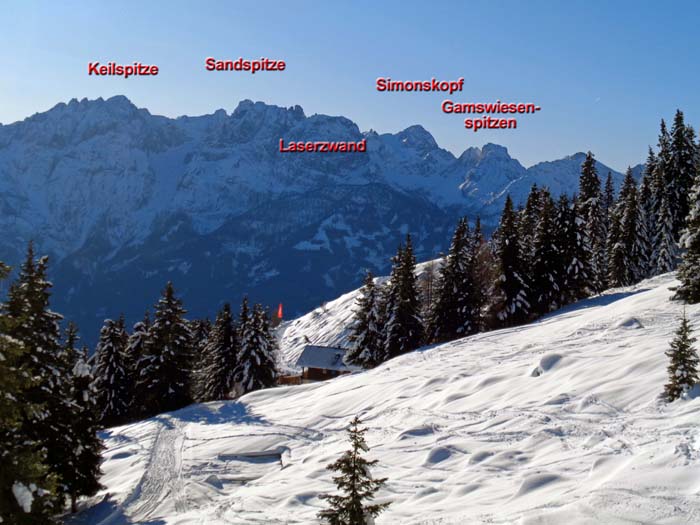 Blick über die Naturfreundehütte auf die Lienzer Dolomiten; gleich hinterm Schneekamm das Liftgebiet