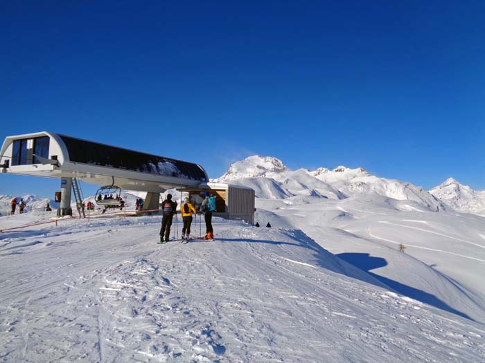 für ca. 20 Minuten zieht man am Rand des Liftgebietes dahin, hier am P. 2185 bei der Bergstation des Sessellifts von der Faschingalm; dahinter Schleinitz und als kleinere Schneepyramide rechts darunter ...