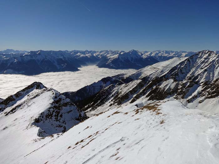 über den breiten, nicht sehr hohen Südhang erreicht man den Gipfel; Blick gegen WSW aufs Mölltal und in die Teuchl, welche die Kreuzeckgruppe spaltet