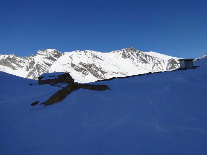 wir passieren die Obere Rossalmhütte; der elegante Schneespitz rechts oben ist das Gmeineck