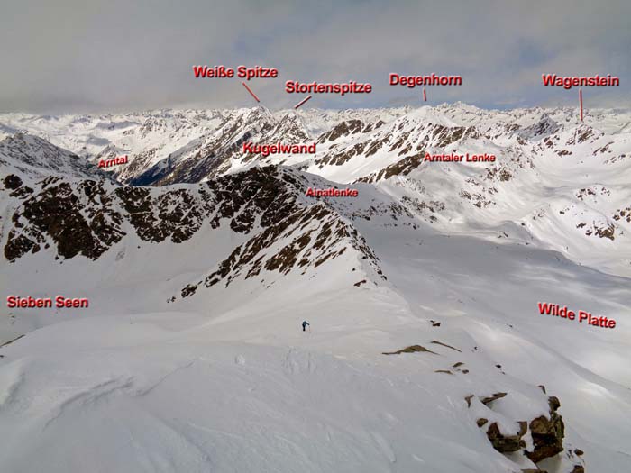 alsbald betreten wir den Gipfelgrat; Blick gegen NW, von rechts der Nordanstieg über die „Wilde Platte“