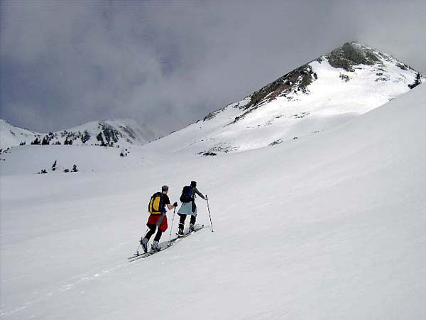 Aufstieg durchs SO-Kar gegen den Hochrettelstein; den Südgrat erreichen wir über das quadratische Schneeschild links unterm Gipfel