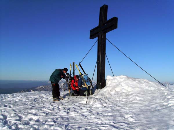beißende Kälte beim Ringtausch am Gipfelkreuz