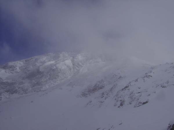 ein kurzes Wolkenfenster überm Sabinkar läßt den Gipfel der Hochweberspitze erahnen ...