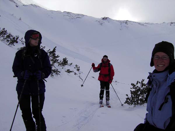 Abfahrt am untersten Boden des Sabinkares, links das im Aufstieg ausgelöste Schneebrett