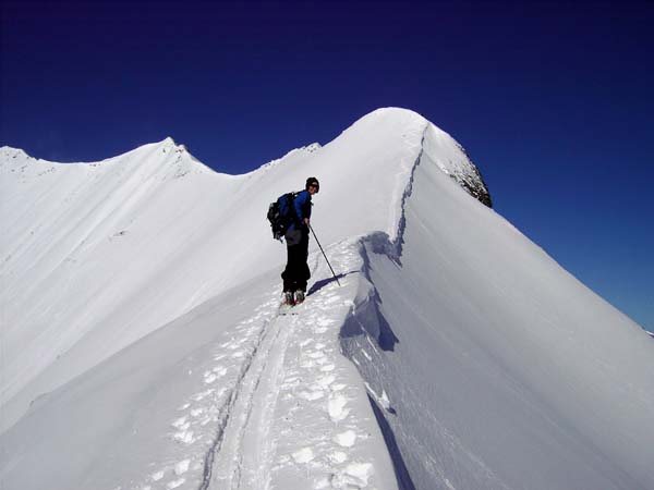 an der Wechtenlinie des zuckerhutförmigen Zwingkopf, links anschließend der Tenngrat mit Schnee- und Bergspitze