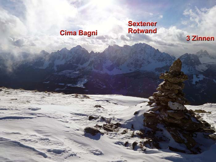 am Gipfel springt uns ohne Vorwarnung eine geballte Ladung Sextener Dolomiten ins Auge