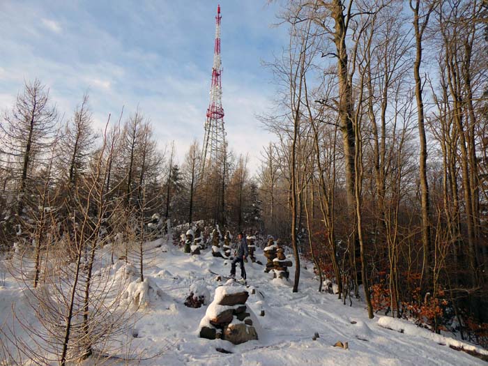 die erste weithin sichtbare Landmarke des Wienerwaldes: der Sendeturm am 645 m hohen Jochgrabenberg; mittlerweile stehen auf der kleinen Lichtung östlich des Senders über 40 teils überlebensgroße Steinmänner -  die Hådermandln