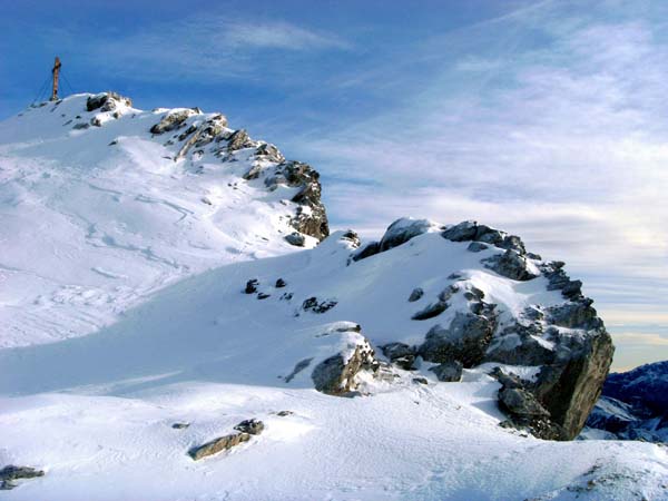 auf der anderen Seite der kurze Hang vom Rampenausstieg (rechts unten) zum Gipfel