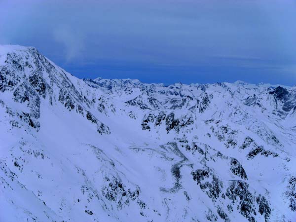 Gipfelpanorama von der Kreuzspitze: im N links der Rotlahner; die kleine Schanze halbrechts ganz hinten ist der Großvenediger