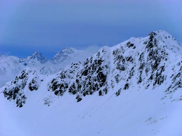 im NW beeindruckt der höchste und trotzdem namenlose Gipfel der Rosstal-Umrahmung; links anschließend folgen Hochgall und Wildgall der Rieserfernergruppe