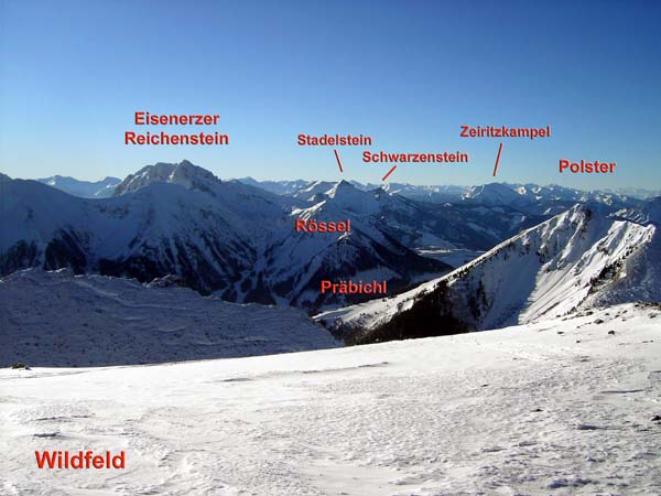 vom oberen Teil der Abfahrt überblickt man den Ostteil der Eisenerzer Alpen; der schattige Kamm im Vordergrund links ist die Leobner Mauer