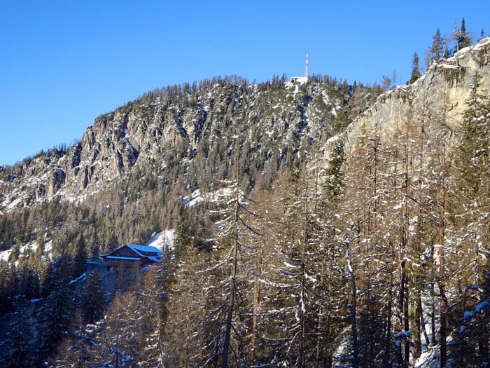 die gastliche Lienzer-Dolomiten-Hütte unterm Rauchkofel thront über dem Steilabfall eines feinen Klettergartens