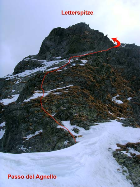 vom Pass über steile Schrofenstufen - die Stahlseile der Querung liegen unter Eis - ...