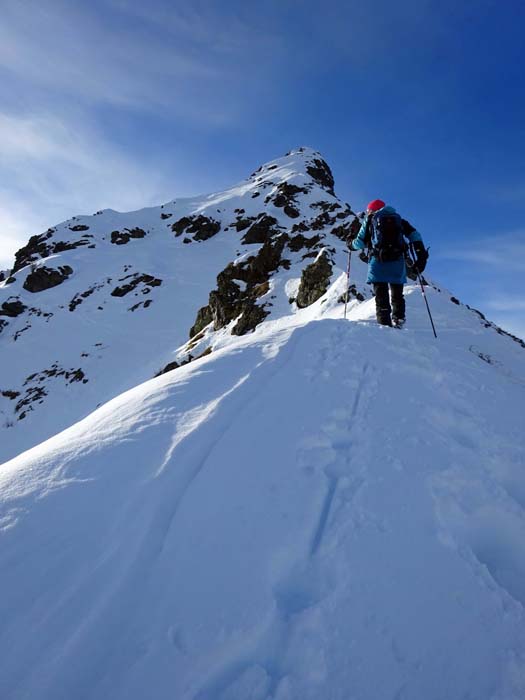 am Nordostgrat geht es über ein paar felsige Steilstufen zum Gipfel; wer sich noch immer nicht von den Schi getrennt hat, hält sich eher links