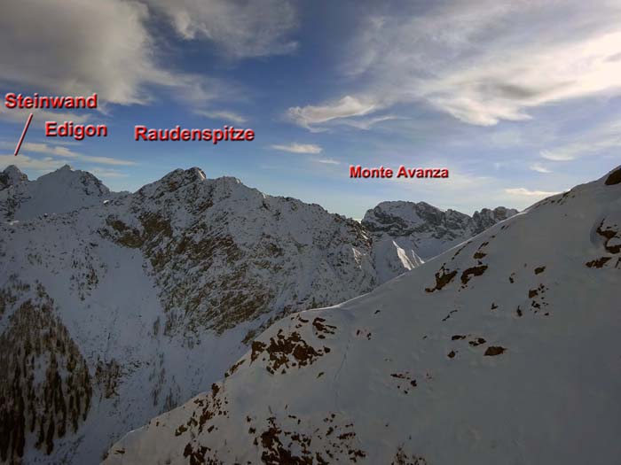 im Südosten blickt man über den Grenzkamm hinweg auf einen italienischen Gipfel mit einer der schönsten Schiabfahrten der gesamten Karnischen Alpen - beim umtriebigen Führerautor Robert Zink soll dort sogar heimatliches Hochschwabfeeling aufkommen
