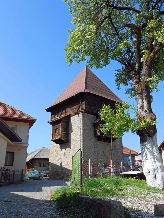 bescheidene, aber charaktervolle Sehenswürdigkeiten; hier der Redžepagić-Turm, eine kombinierte Wohn/Verteidigungsanlage aus dem frühen 17. Jahrhundert