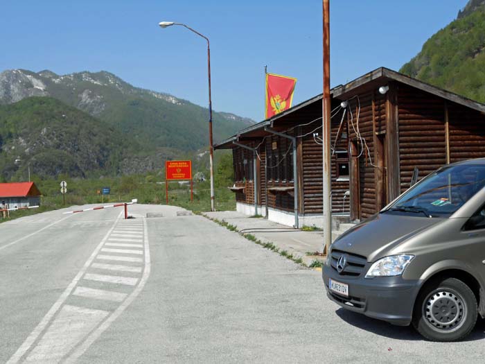 kaum 5 km misst die mit Abstand beste Straße Montenegros - zur Grenzstation hinter Bojovići; die Beamten haben uns von einer Weiterfahrt nach Shkodër in Albanien wegen der dort herrschenden schlechten Straßenverhältnisse abgeraten, bis 2014 sollte aber laut Einheimischen diese kürzeste Verbindung zum Meer durchgehend asphaltiert sein